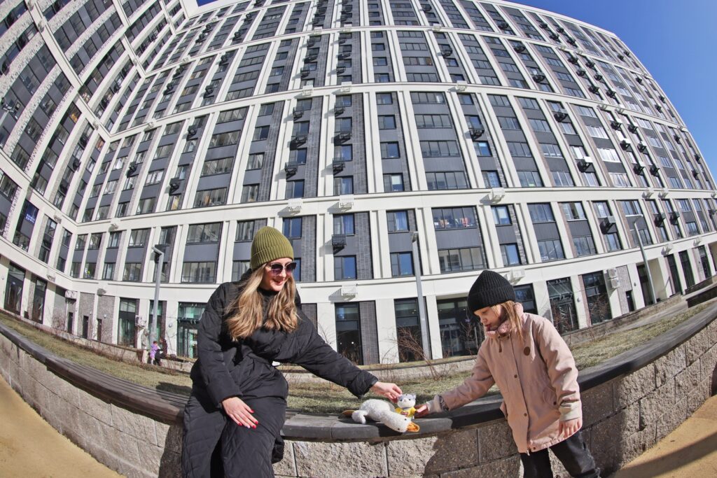 Молодым семьям погибших участников СВО дан приоритет на жилищную выплату Молодым семьям погибших участников СВО дан приоритет на жилищную выплату