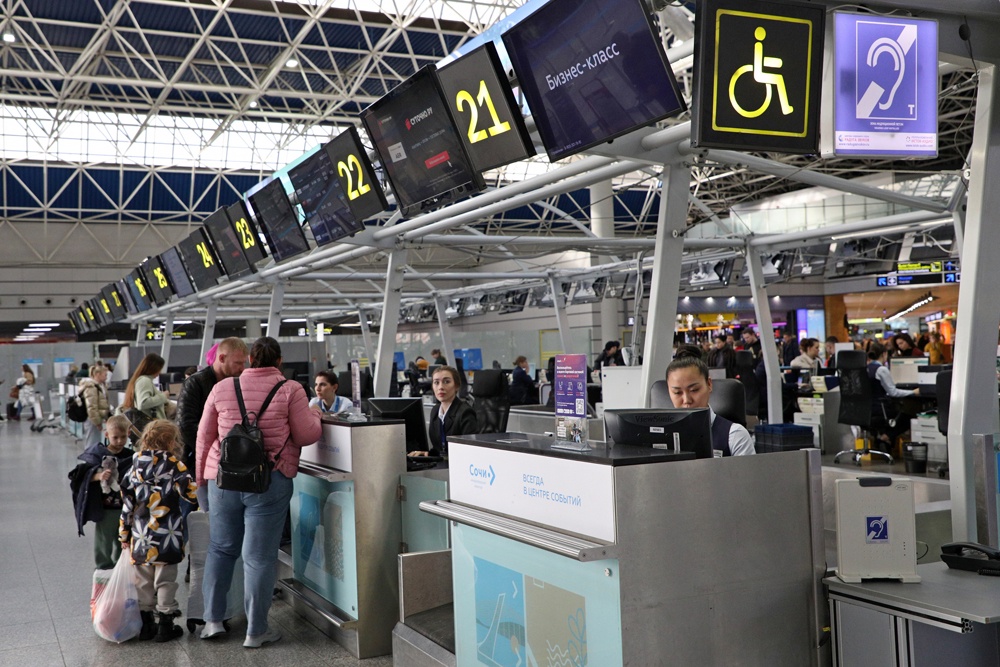 В аэропорту Сочи введены ограничения на прием и выпуск самолетов В аэропорту Сочи введены ограничения на прием и выпуск самолетов