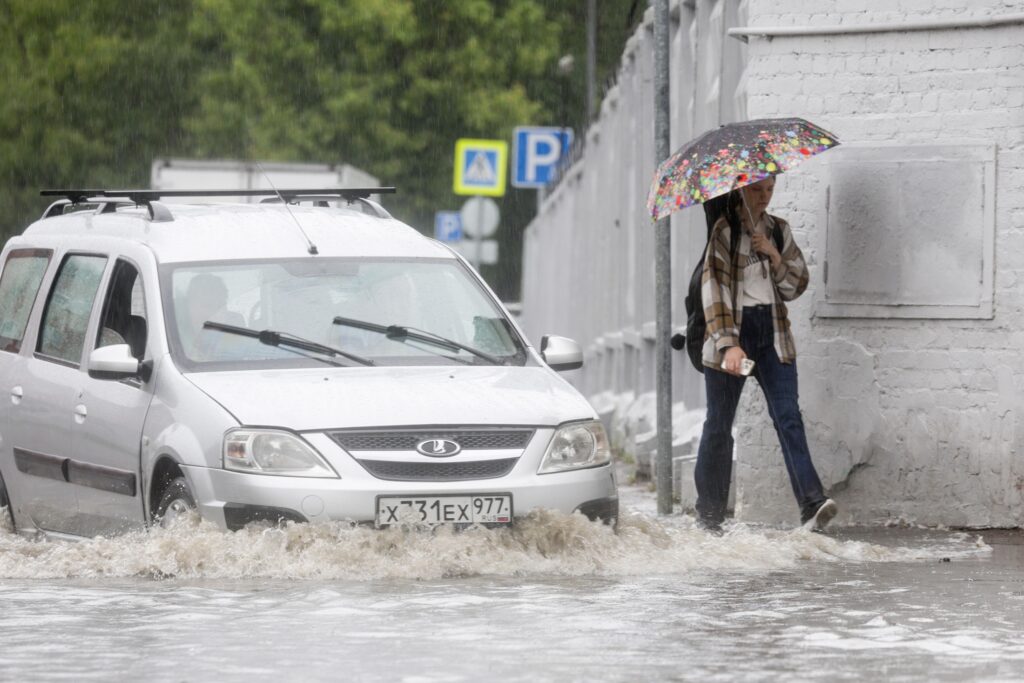 Наперегонки с речным трамвайчиком: как Москва и область пережили сильнейший ливень Наперегонки с речным трамвайчиком: как Москва и область пережили сильнейший ливень