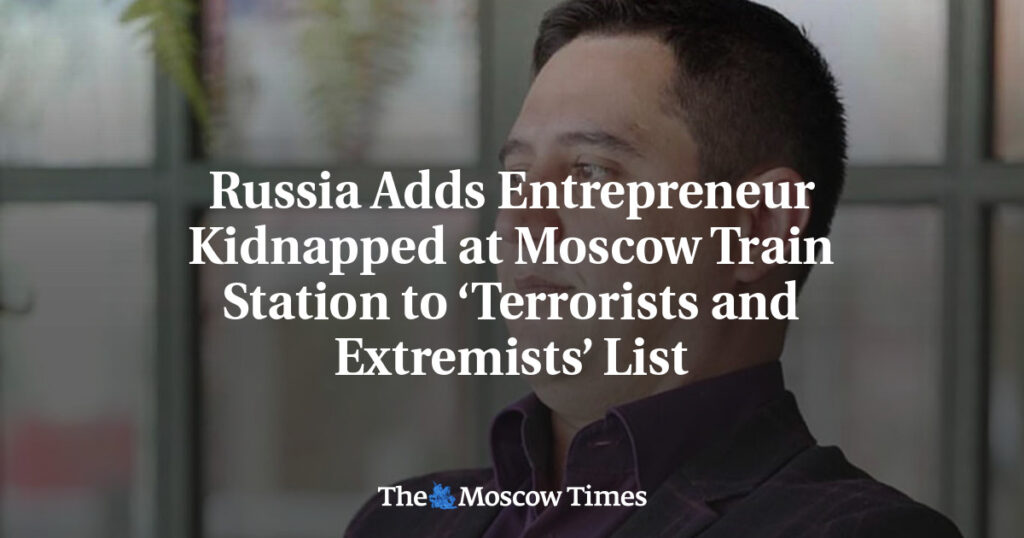 Россия внесла предпринимателя, похищенного на вокзале в Москве, в список «террористов и экстремистов» Россия внесла предпринимателя, похищенного на вокзале в Москве, в список «террористов и экстремистов»