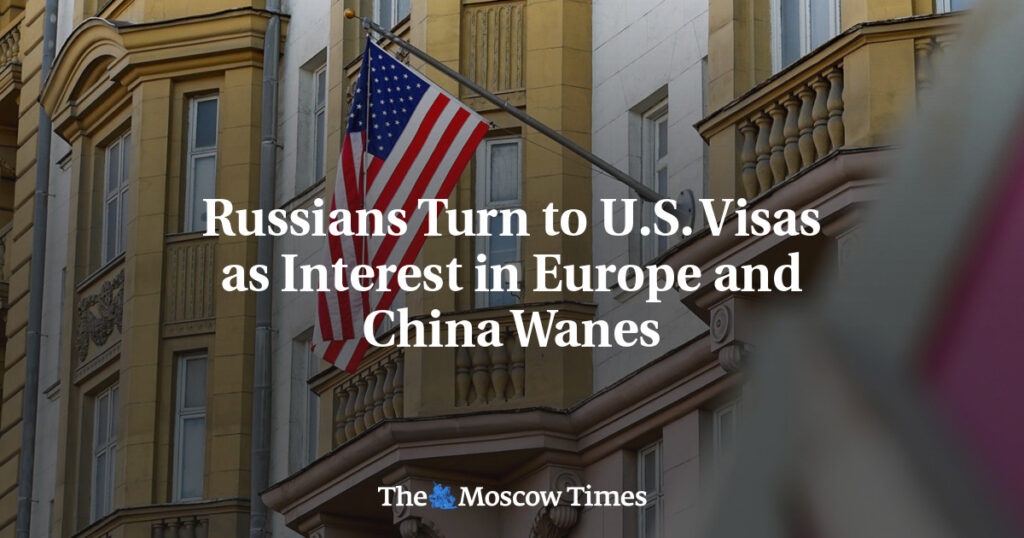 Россияне обращаются за визами в США на фоне снижения интереса к Европе и Китаю Россияне обращаются за визами в США на фоне снижения интереса к Европе и Китаю