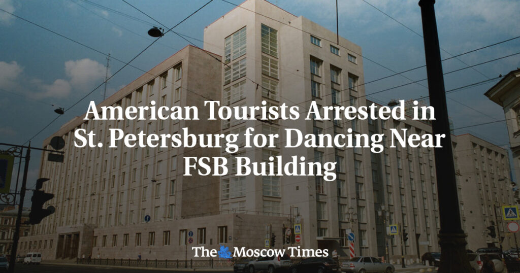 Американские туристы арестованы в Санкт-Петербурге за танцы у здания ФСБ