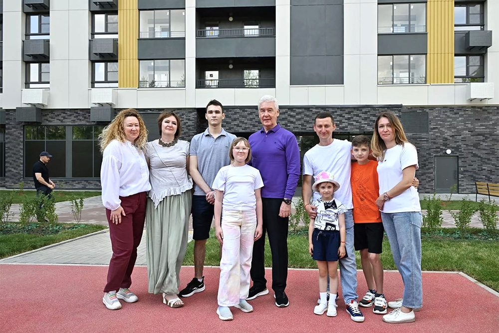 Собянин встретился с новоселами дома по реновации в Хорошево-Мневниках Собянин встретился с новоселами дома по реновации в Хорошево-Мневниках