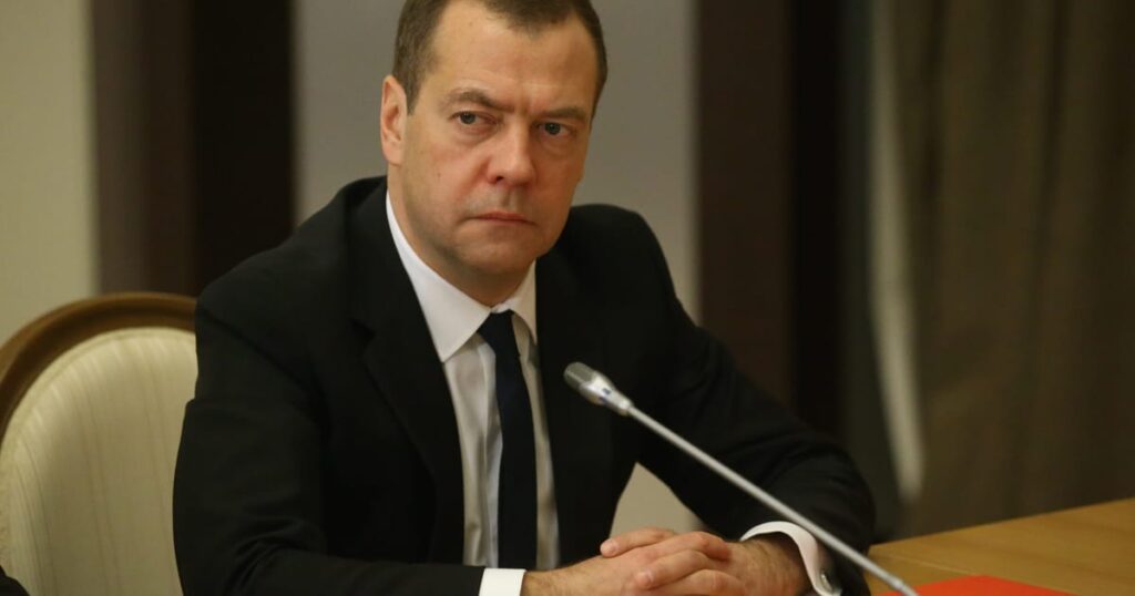 Трамп угрожает Медведеву из России Трамп угрожает Медведеву из России