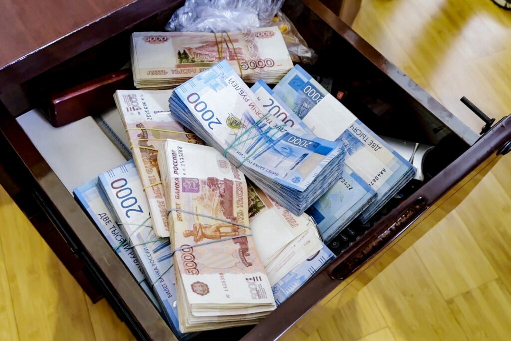 Банки снижают ставки по вкладам. Что делать со сбережениями?