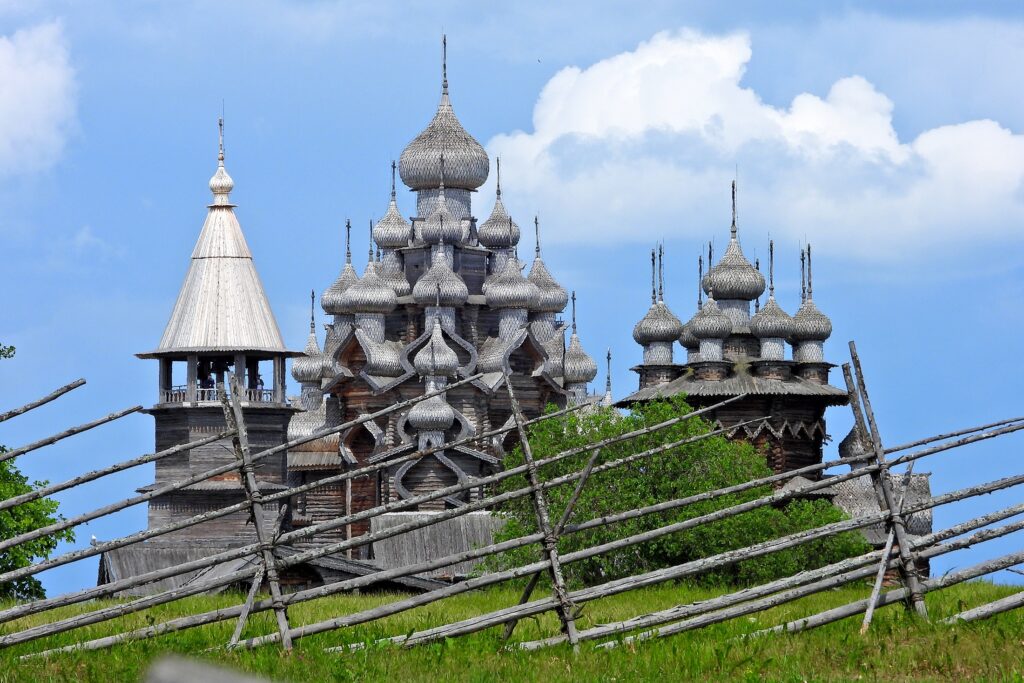 Щучья голова, лемех и фестиваль: Кто и как восстанавливал звонницы в Кижах Щучья голова, лемех и фестиваль: Кто и как восстанавливал звонницы в Кижах