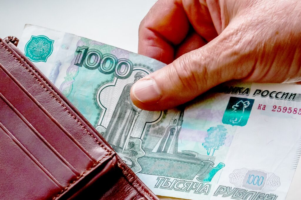 Влияет на всю систему оплаты труда. Что ждать россиянам от повышения МРОТ Влияет на всю систему оплаты труда. Что ждать россиянам от повышения МРОТ