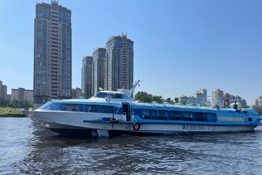 В Петербурге пассажирский теплоход “Метеор” заглох в акватории Невы В Петербурге пассажирский теплоход “Метеор” заглох в акватории Невы