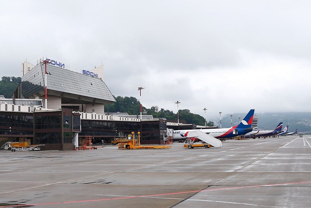 Больше 50 авиарейсов сдвинули время вылета из Сочи после ограничений из-за БПЛА Больше 50 авиарейсов сдвинули время вылета из Сочи после ограничений из-за БПЛА