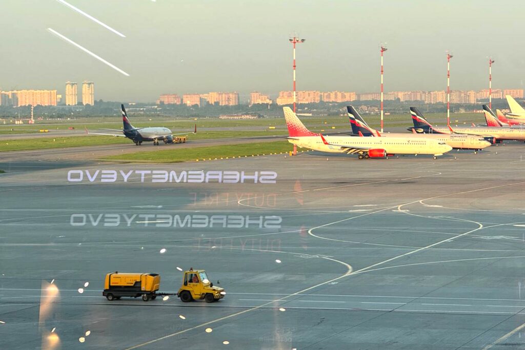 Пассажиров отмененных рейсов пересаживают на самолеты “России” и “Победы” Пассажиров отмененных рейсов пересаживают на самолеты “России” и “Победы”