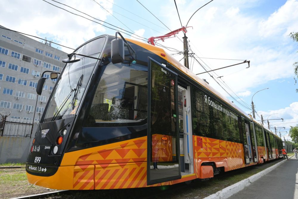 На улицы Екатеринбурга вышел первый в стране пятисекционный трамвай На улицы Екатеринбурга вышел первый в стране пятисекционный трамвай