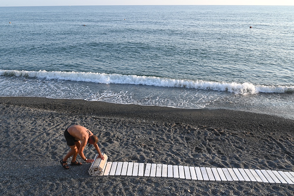 Для жителей Сочи пляжи отеля и санаториев стали недоступны Для жителей Сочи пляжи отеля и санаториев стали недоступны
