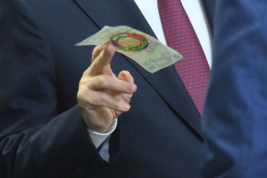 Сувенирную банкноту БРИКС выпустили в номиналах 50, 100 и 200 условных единиц Сувенирную банкноту БРИКС выпустили в номиналах 50, 100 и 200 условных единиц