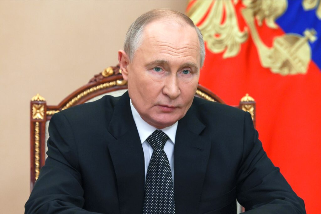 Путин поручил правительству и ЦБ поддержать обрабатывающую промышленность Путин поручил правительству и ЦБ поддержать обрабатывающую промышленность