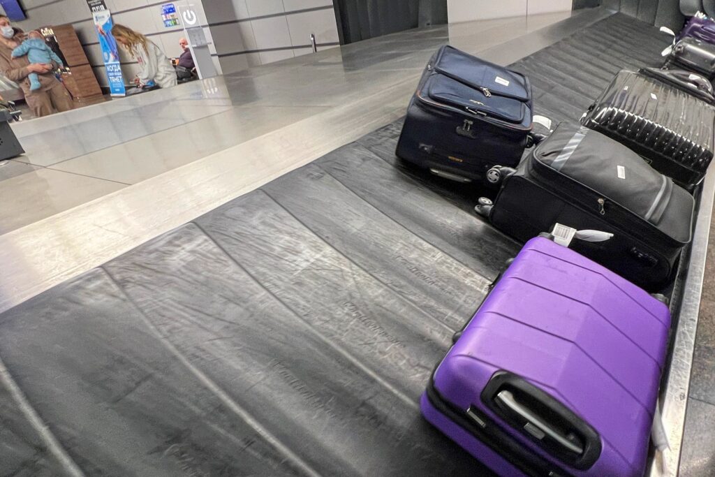 Авиакомпанию оштрафовали за отказ объединить багаж пассажиров. В чем суть инцидента Авиакомпанию оштрафовали за отказ объединить багаж пассажиров. В чем суть инцидента