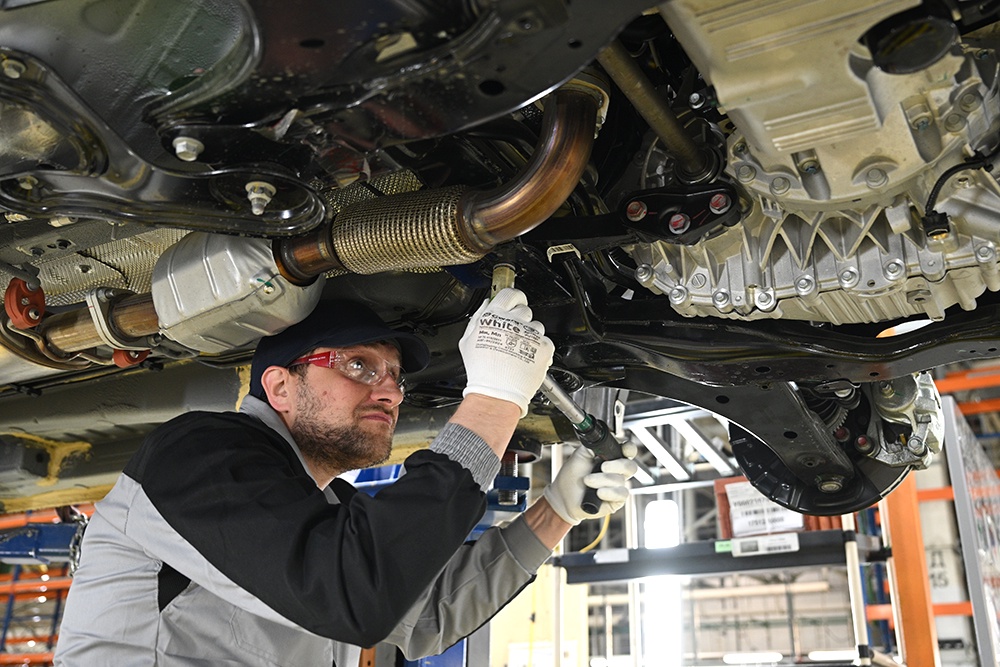 Песков объяснил наличие импортных запчастей в российских автомобилях Песков объяснил наличие импортных запчастей в российских автомобилях