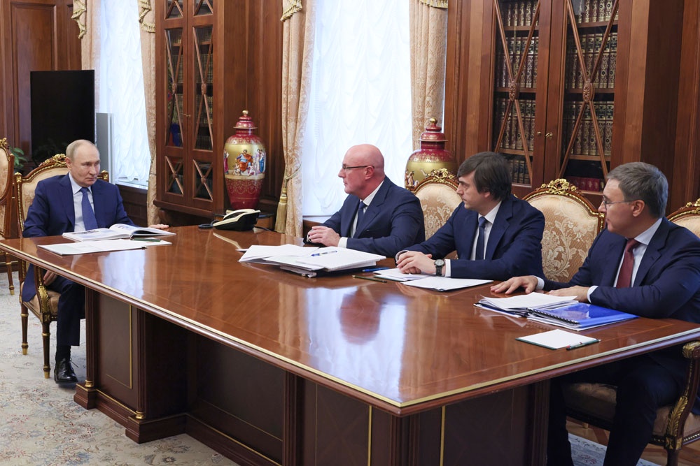 Путин обсудил с членами кабмина ход капитального ремонта школ Путин обсудил с членами кабмина ход капитального ремонта школ