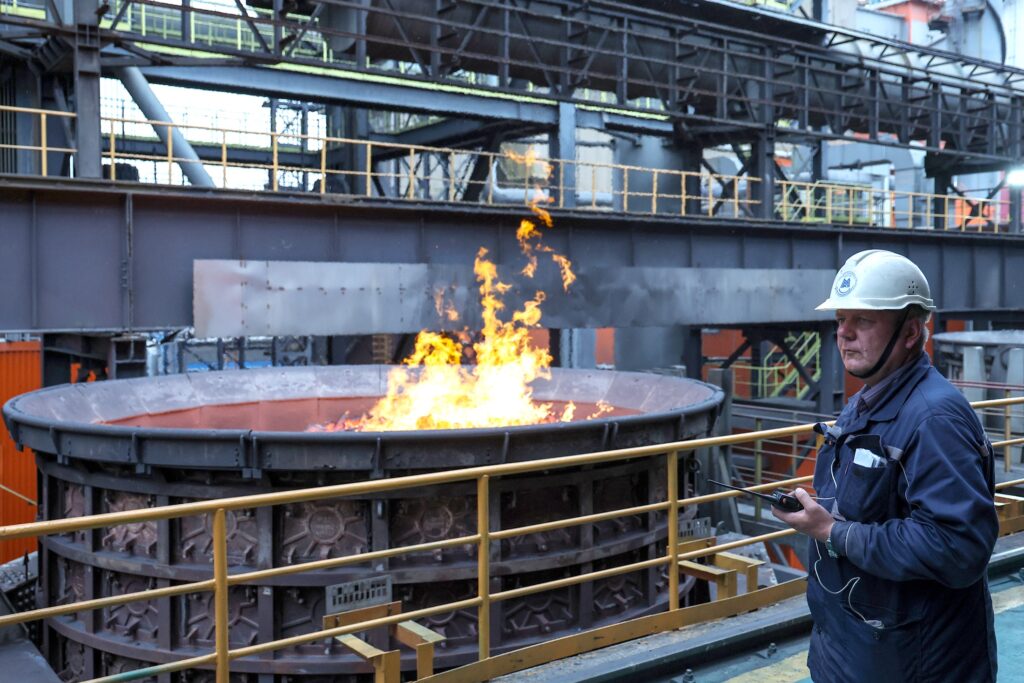 Путин ознакомился с работой самой мощной коксовой батареи в России Путин ознакомился с работой самой мощной коксовой батареи в России