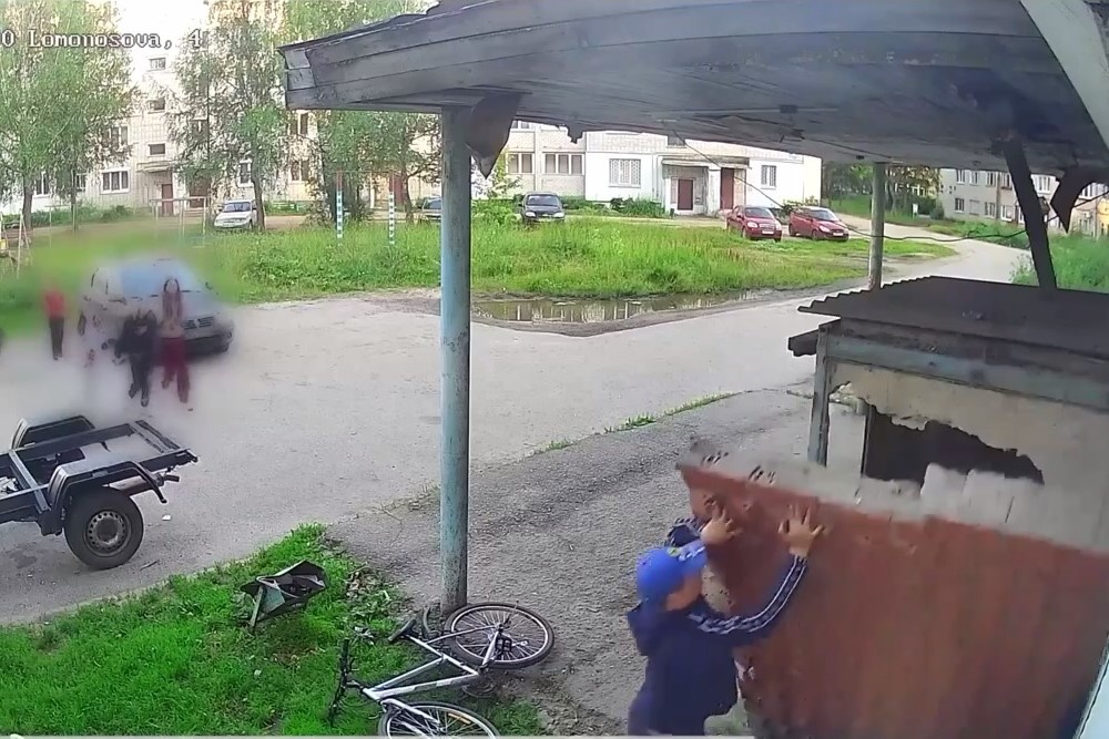 Кирпичная стена подъезда упала на ребенка в Ярославской области Кирпичная стена подъезда упала на ребенка в Ярославской области