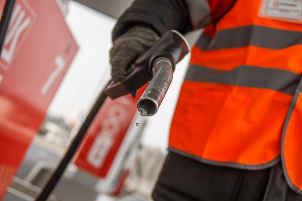 В Приморском крае запретят продажу бензина подросткам до 16 лет В Приморском крае запретят продажу бензина подросткам до 16 лет