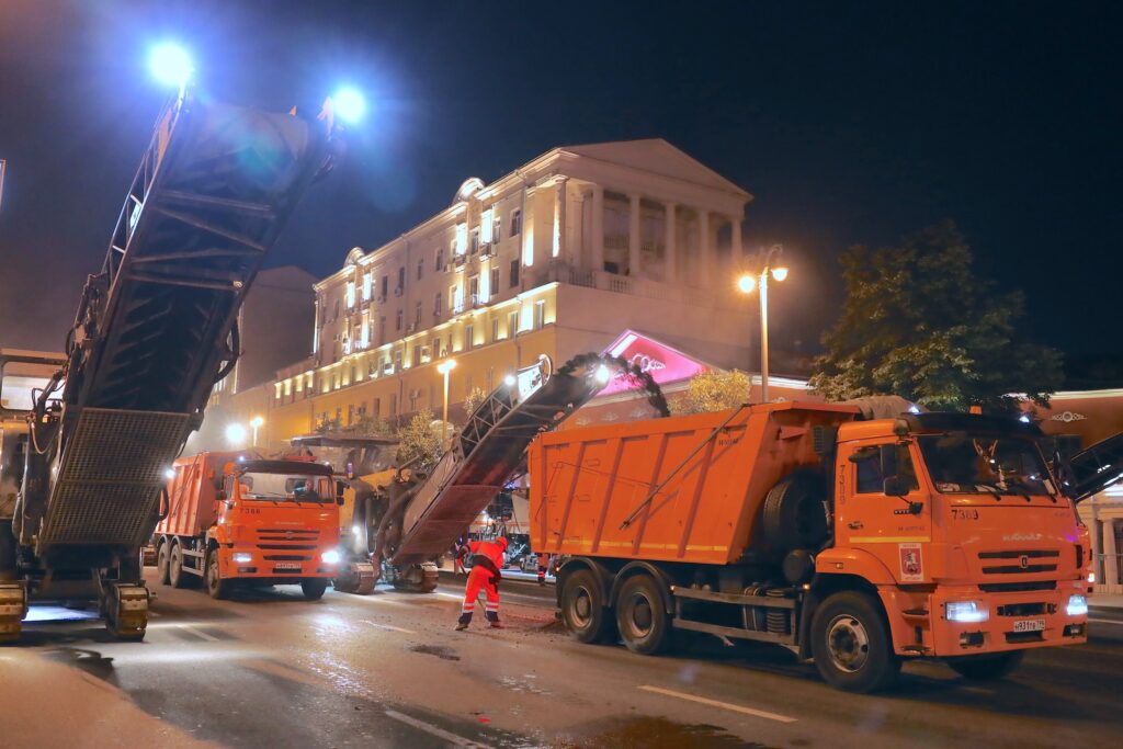 На Тверской и 1-й Тверской-Ямской укладывают асфальт На Тверской и 1-й Тверской-Ямской укладывают асфальт