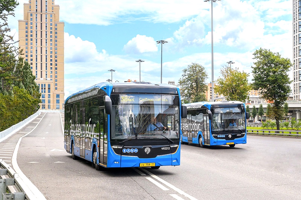 В Москве на маршруты выехало около ста электробусов нового поколения. В Москве на маршруты выехало около ста электробусов нового поколения.