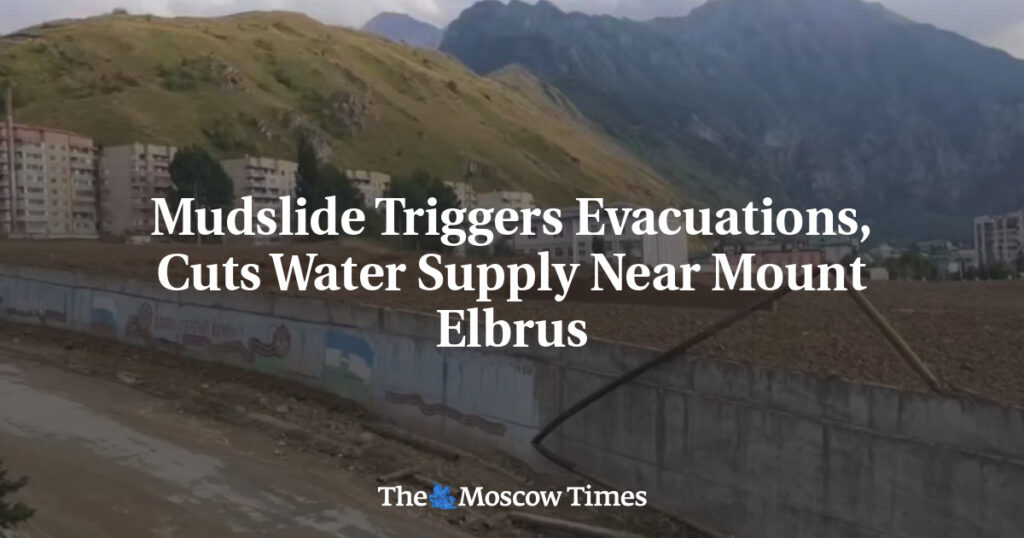 Оползень вызвал эвакуацию и отключение водоснабжения возле горы Эльбрус Оползень вызвал эвакуацию и отключение водоснабжения возле горы Эльбрус