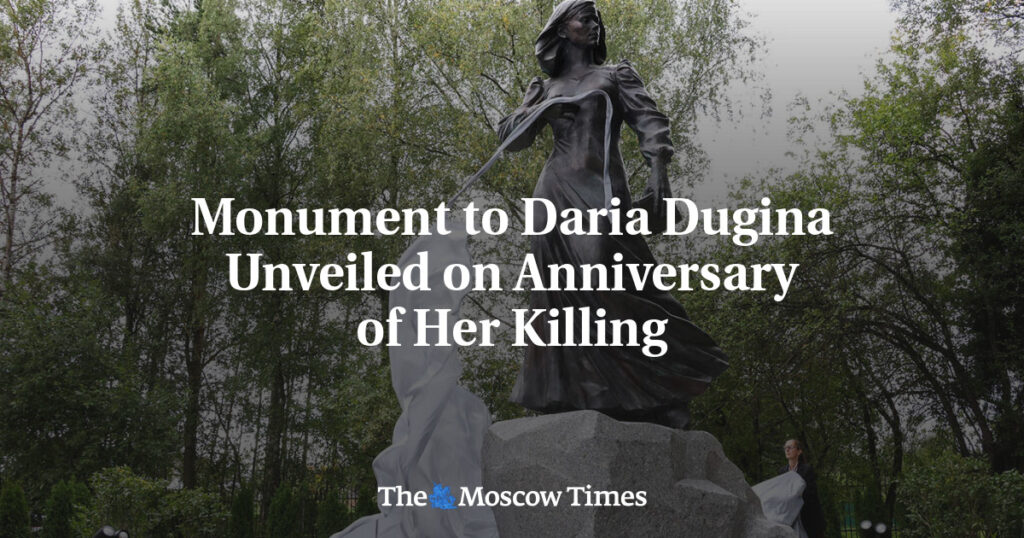 Памятник Дарье Дугиной открыт в годовщину её гибели Памятник Дарье Дугиной открыт в годовщину её гибели