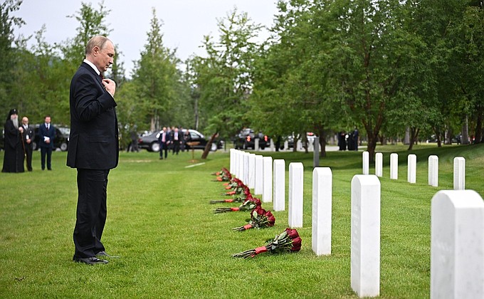 Церемония возложения цветов на базе Эльмендорф-Ричардсон в память о советских воинах Церемония возложения цветов на базе Эльмендорф-Ричардсон в память о советских воинах