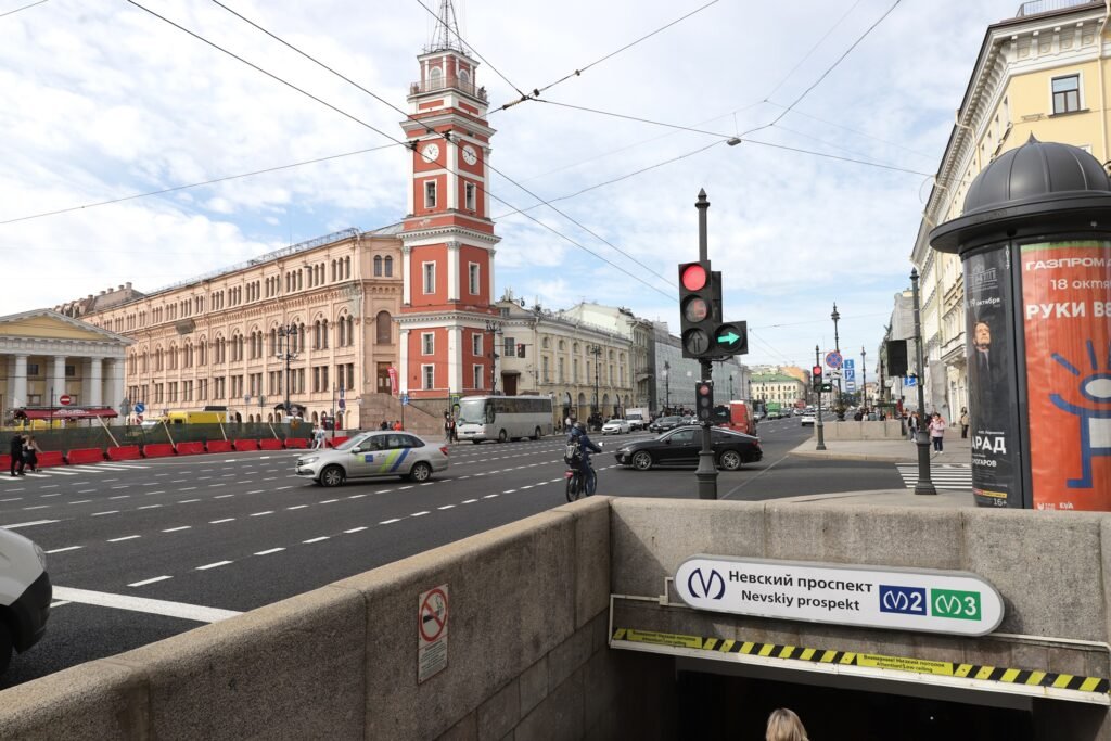 В Петербурге снова открыли движение по обновленному Невскому проспекту.