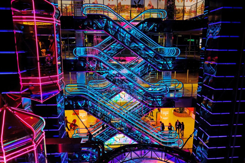 Остановка эскалаторов в ТЦ может сократить доход магазинов и кафе на 30%. Остановка эскалаторов в ТЦ может сократить доход магазинов и кафе на 30%.