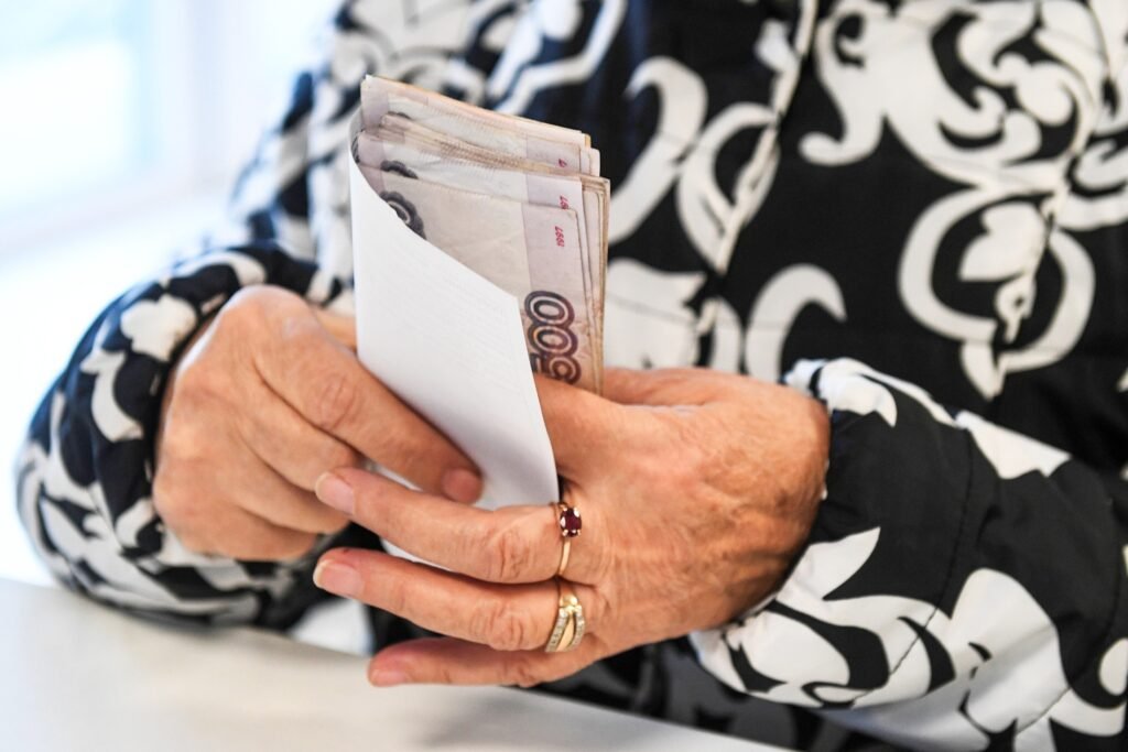 Пенсионерам предложили доплату в 10 тысяч рублей за стаж работы.