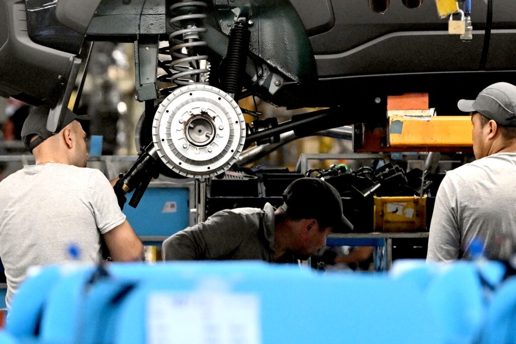 В Киргизии могут открыть производство российских автомобилей В Киргизии могут открыть производство российских автомобилей