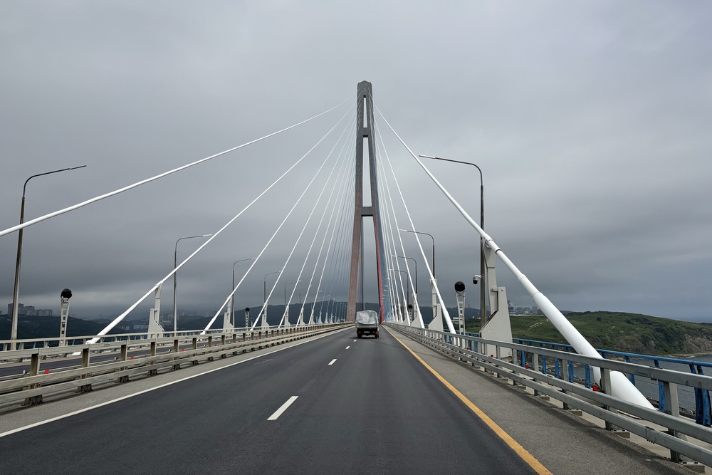 На одном из крупнейших вантовых мостов в мире к острову Русский укрепили дорожное покрытие На одном из крупнейших вантовых мостов в мире к острову Русский укрепили дорожное покрытие