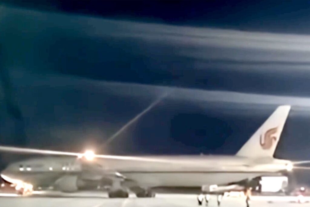 Пассажиры рейса Лондон – Пекин отправились в пункт назначения на запасном самолете. Пассажиры рейса Лондон – Пекин отправились в пункт назначения на запасном самолете.