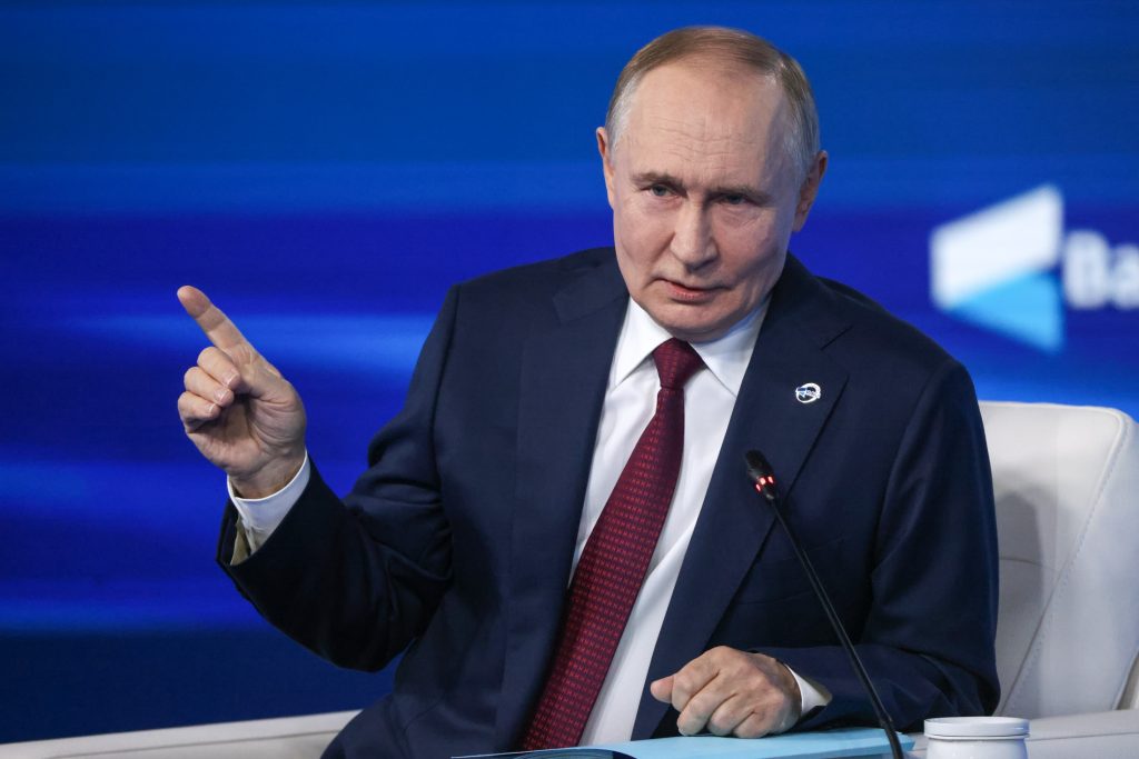 Путин попросил энергокомпании избежать перекладывания затрат на потребителей. Путин попросил энергокомпании избежать перекладывания затрат на потребителей.