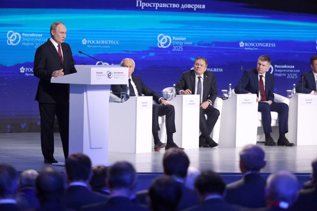 Путин обсудил изменения на мировом энергорынке и уровень спроса на нефть и газ. Путин обсудил изменения на мировом энергорынке и уровень спроса на нефть и газ.