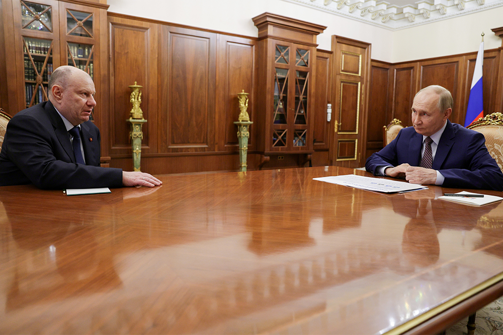 Путин обсудил экологические проекты и развитие Норильска с Потаниным. Путин обсудил экологические проекты и развитие Норильска с Потаниным.