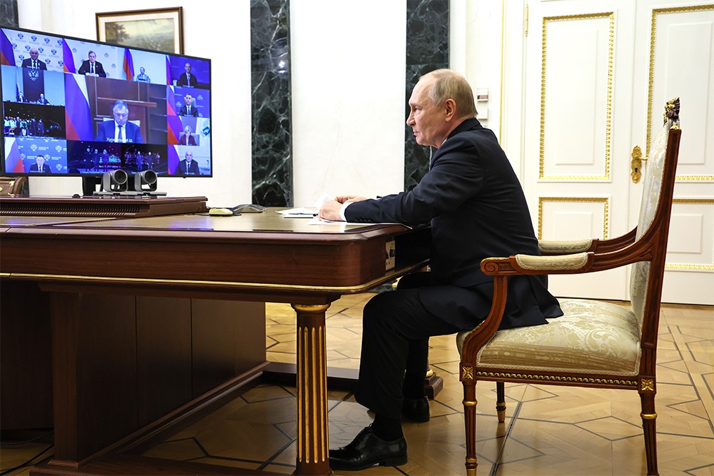 Владимир Путин по видеосвязи ввел в эксплуатацию новые дорожные объекты. Владимир Путин по видеосвязи ввел в эксплуатацию новые дорожные объекты.