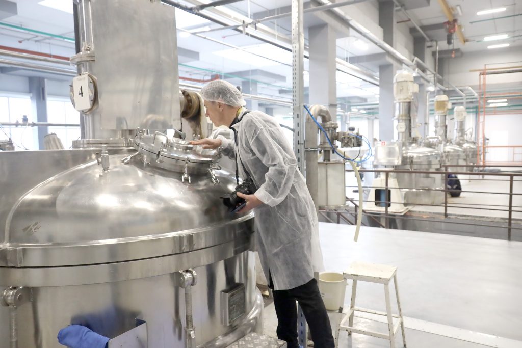 Еще покажем вам “Свободу”: Как работает легендарная фабрика после переезда Еще покажем вам “Свободу”: Как работает легендарная фабрика после переезда