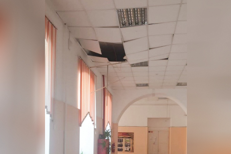 В Саратове возбуждено дело из-за обрушения потолка в школе имени Олега Янковского В Саратове возбуждено дело из-за обрушения потолка в школе имени Олега Янковского