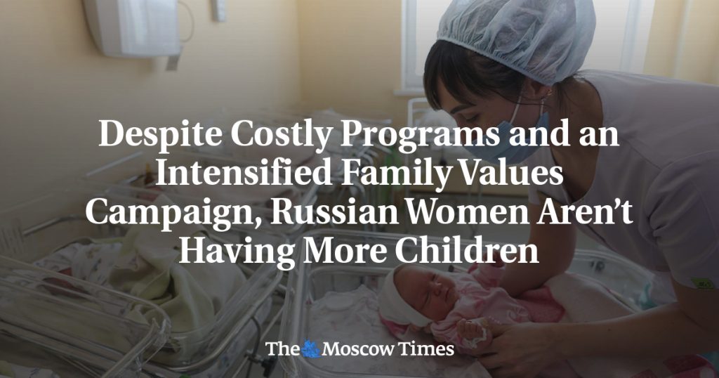 Несмотря на дорогие программы и усиленную кампанию за семейные ценности, россиянки не рожают больше детей Несмотря на дорогие программы и усиленную кампанию за семейные ценности, россиянки не рожают больше детей