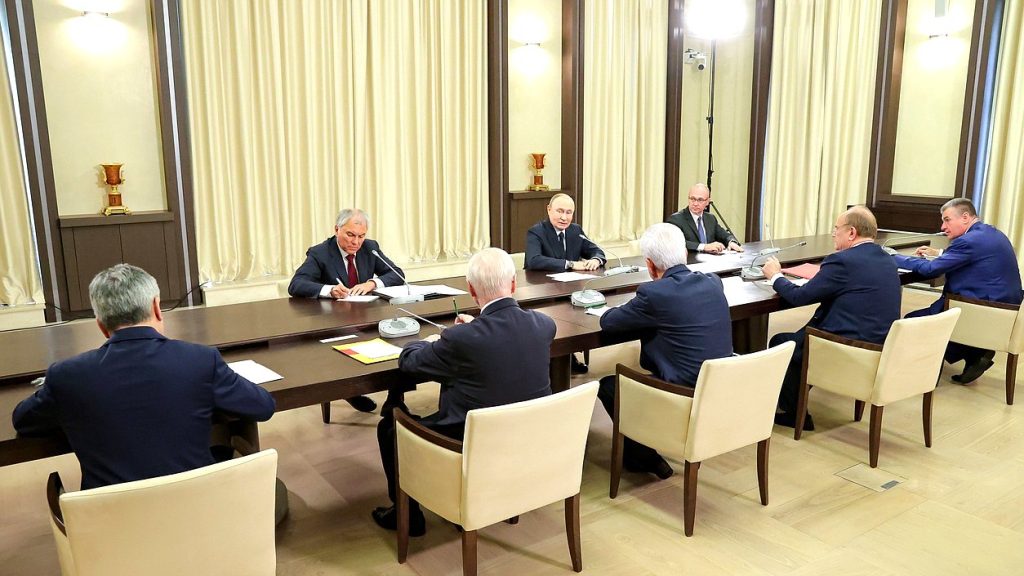 Вячеслав Володин сообщил Владимиру Путину о ключевых направлениях работы Государственной Думы. Вячеслав Володин сообщил Владимиру Путину о ключевых направлениях работы Государственной Думы.