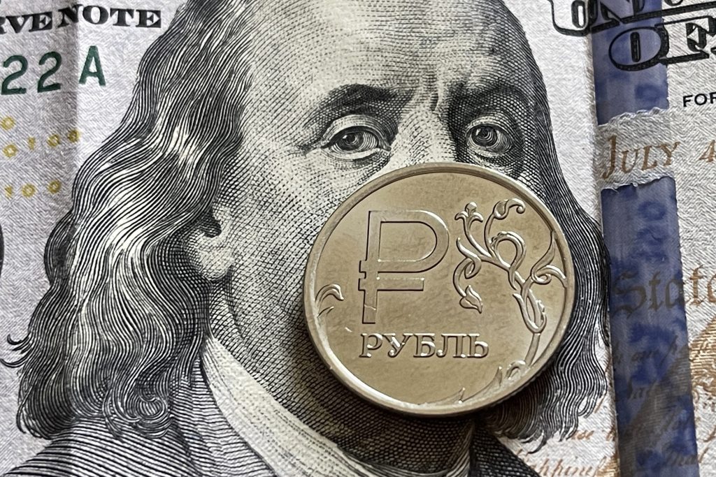 Доллар снова упал ниже отметки в 80 рублей. Доллар снова упал ниже отметки в 80 рублей.