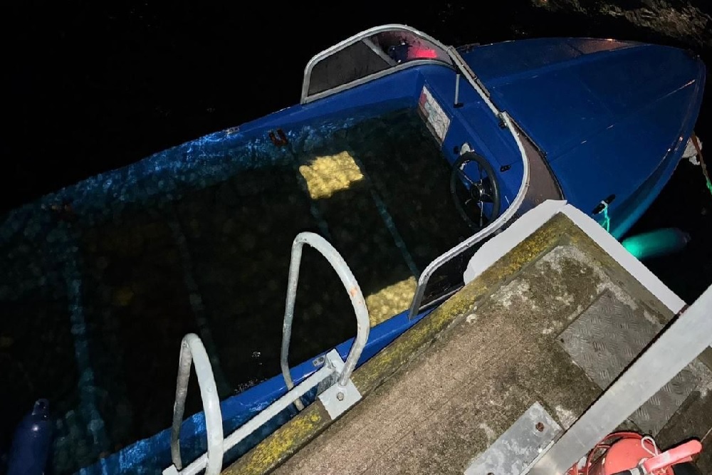 Катер врезался в бревно в Петербурге: три человека пострадали. Катер врезался в бревно в Петербурге: три человека пострадали.