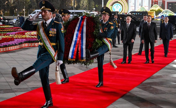 Возложение венка к памятнику Исмоилу Сомони. Возложение венка к памятнику Исмоилу Сомони.