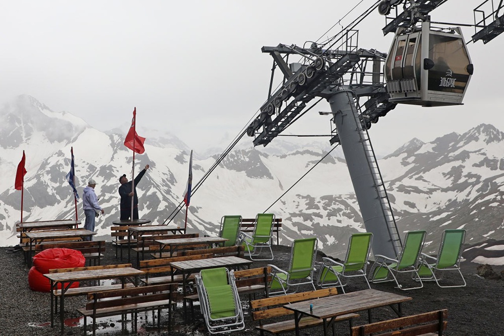 На поляне Азау у Эльбруса выпал первый снег. На поляне Азау у Эльбруса выпал первый снег.