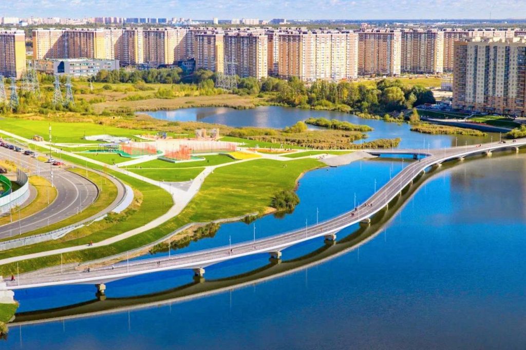 Собянин: Пешеходный мост через Черное озеро объединил Некрасовку и Люберцы. Собянин: Пешеходный мост через Черное озеро объединил Некрасовку и Люберцы.