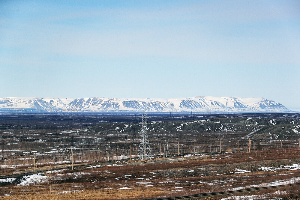 Откройте свою Арктику: голубое озеро, горы без вершин и корабль-коч. Откройте свою Арктику: голубое озеро, горы без вершин и корабль-коч.