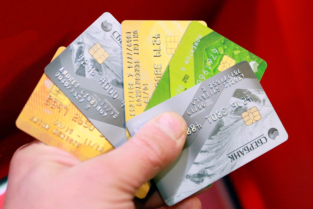 Володин предложил обсудить ограничение количества банковских карт на человека. Володин предложил обсудить ограничение количества банковских карт на человека.